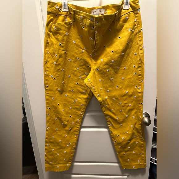 Old navy pixie pants - Picture 2 of 2